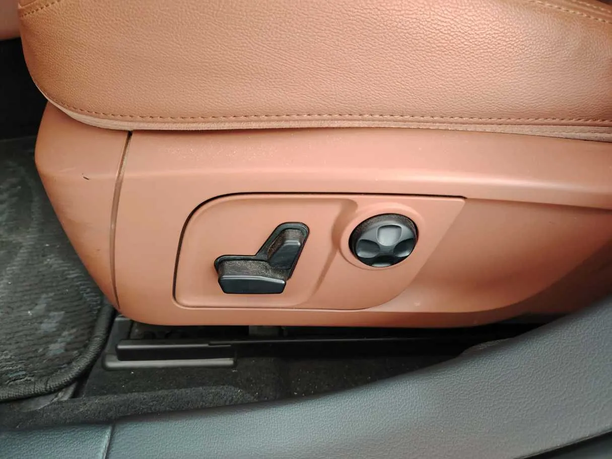 Car image 40