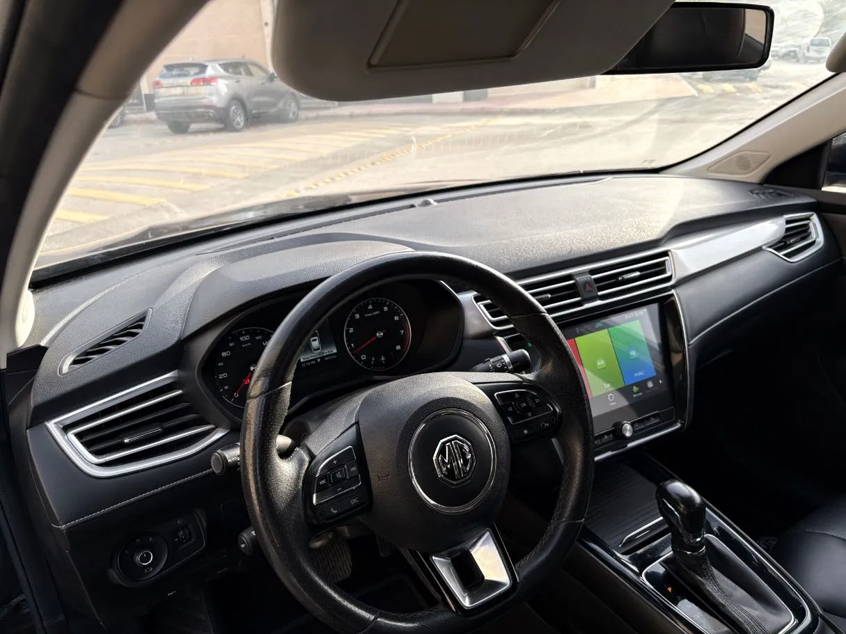 Car image 12