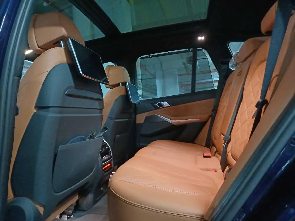 Car image 13