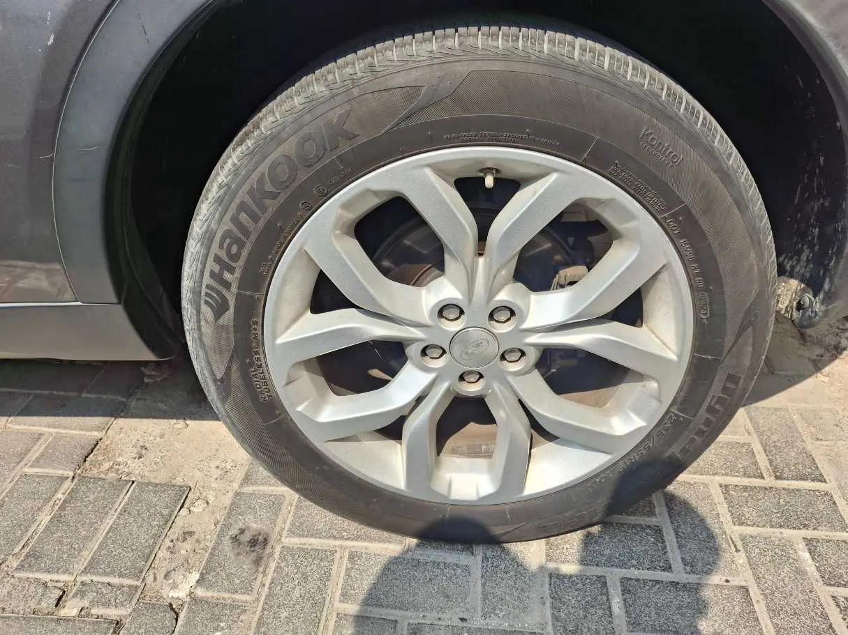Car image 9
