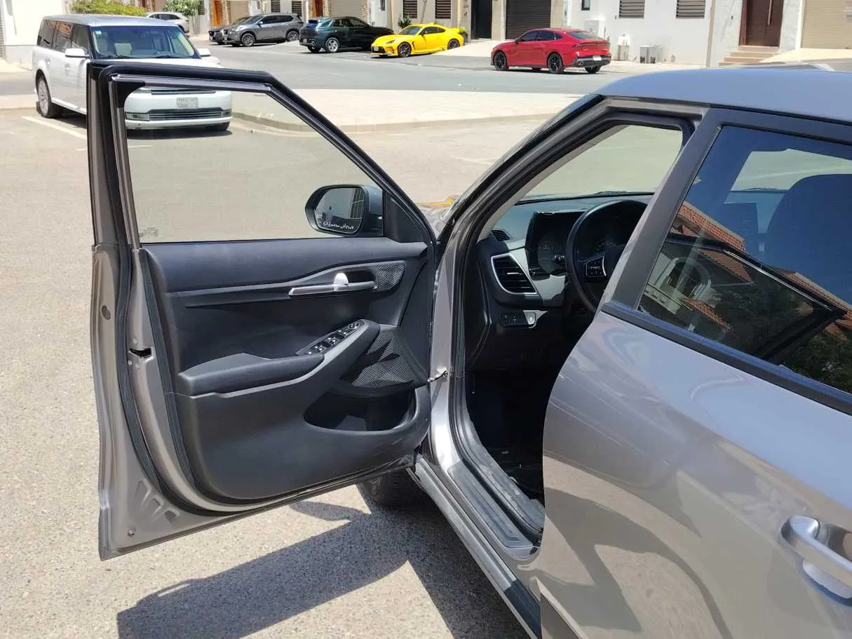 Car image 11