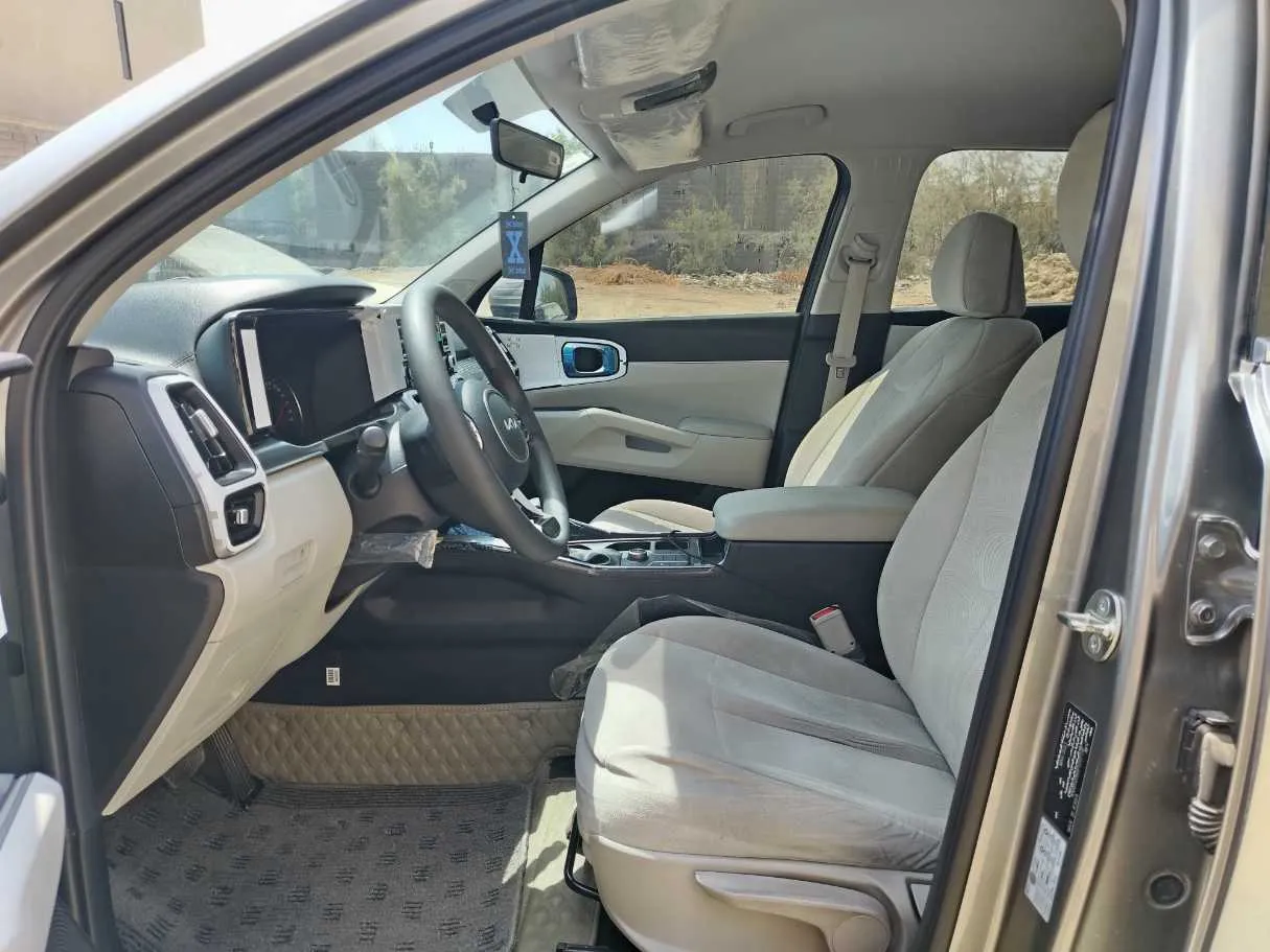 Car image 14