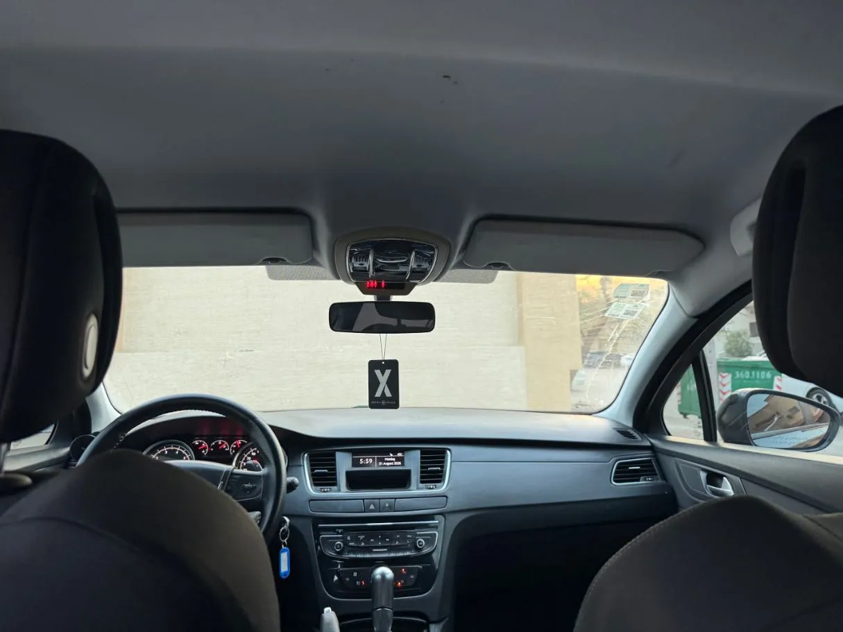 Car image 14
