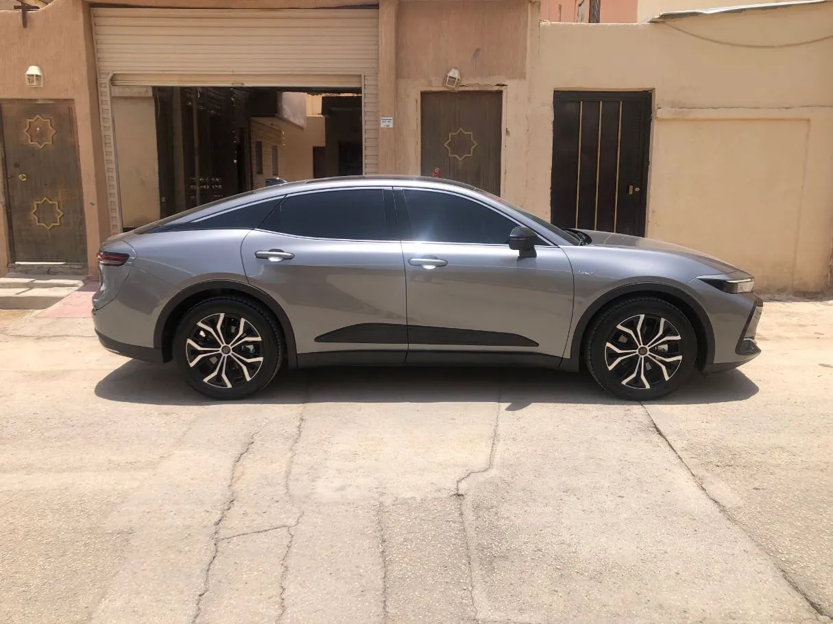 Car image 4