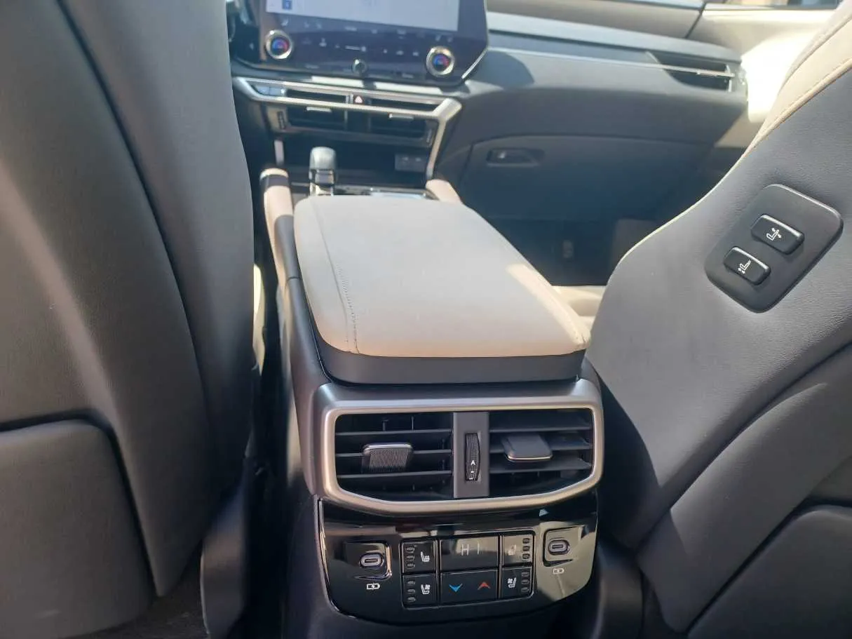 Car image 23