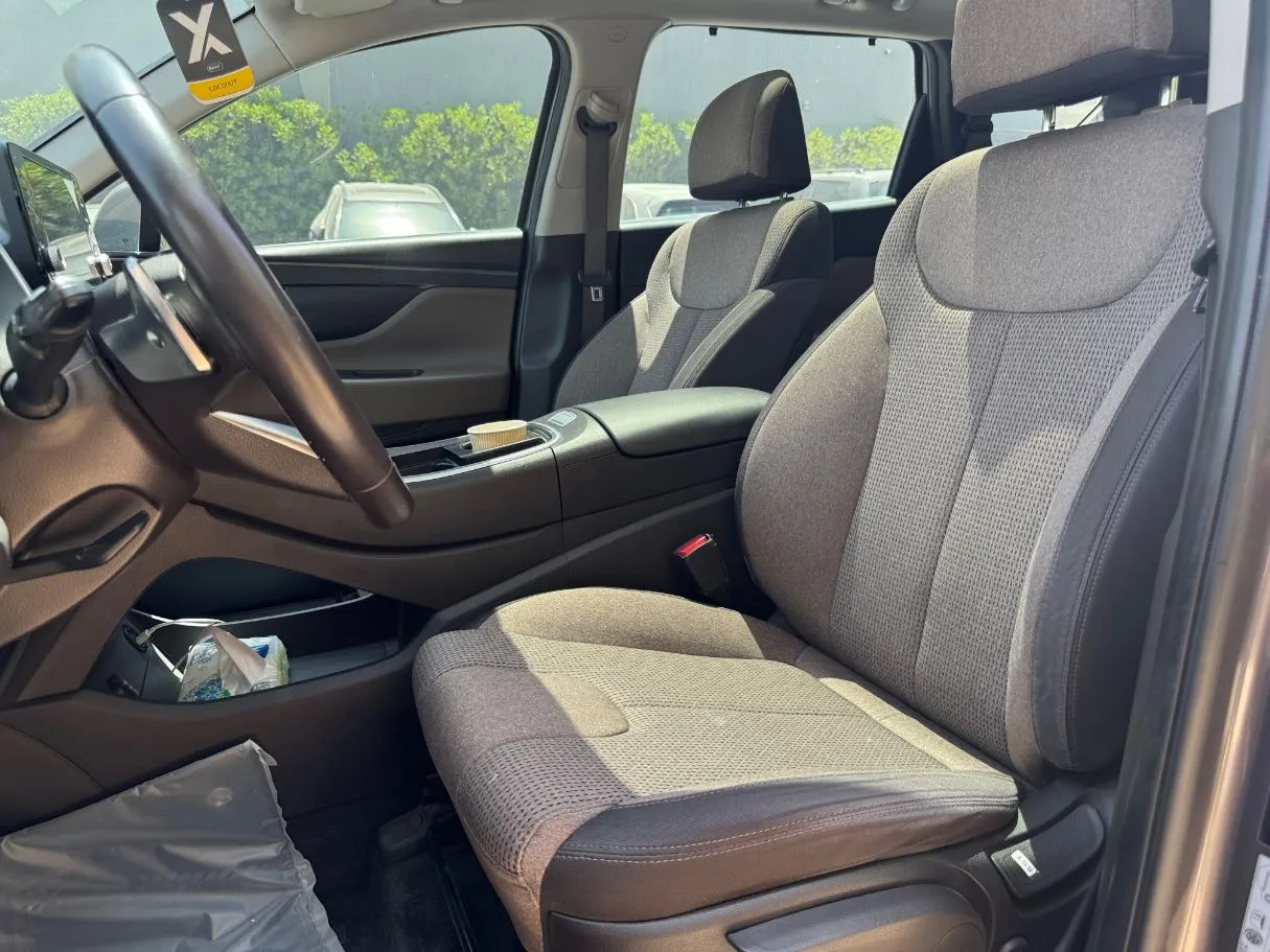 Car image 12