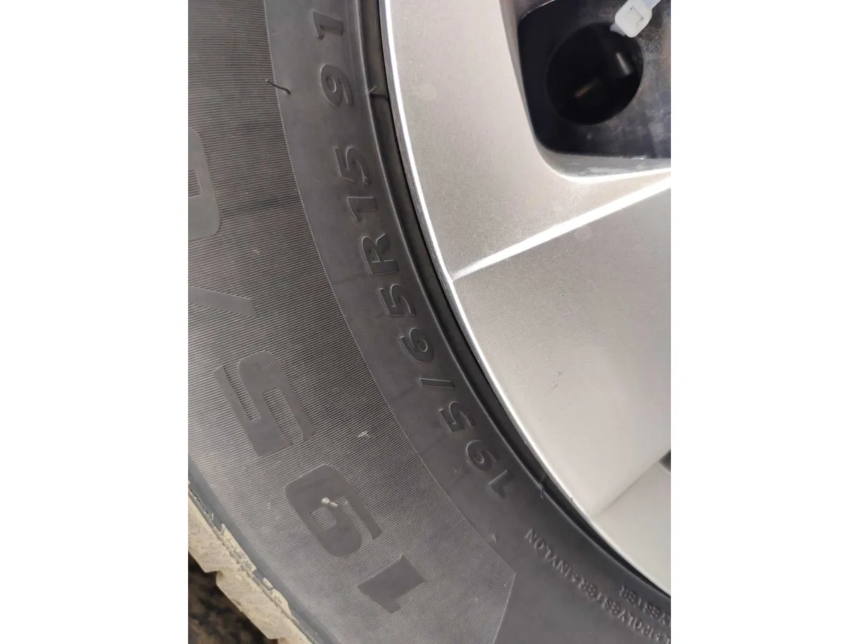Car image 30