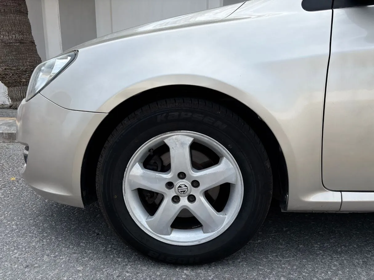 Car image 9