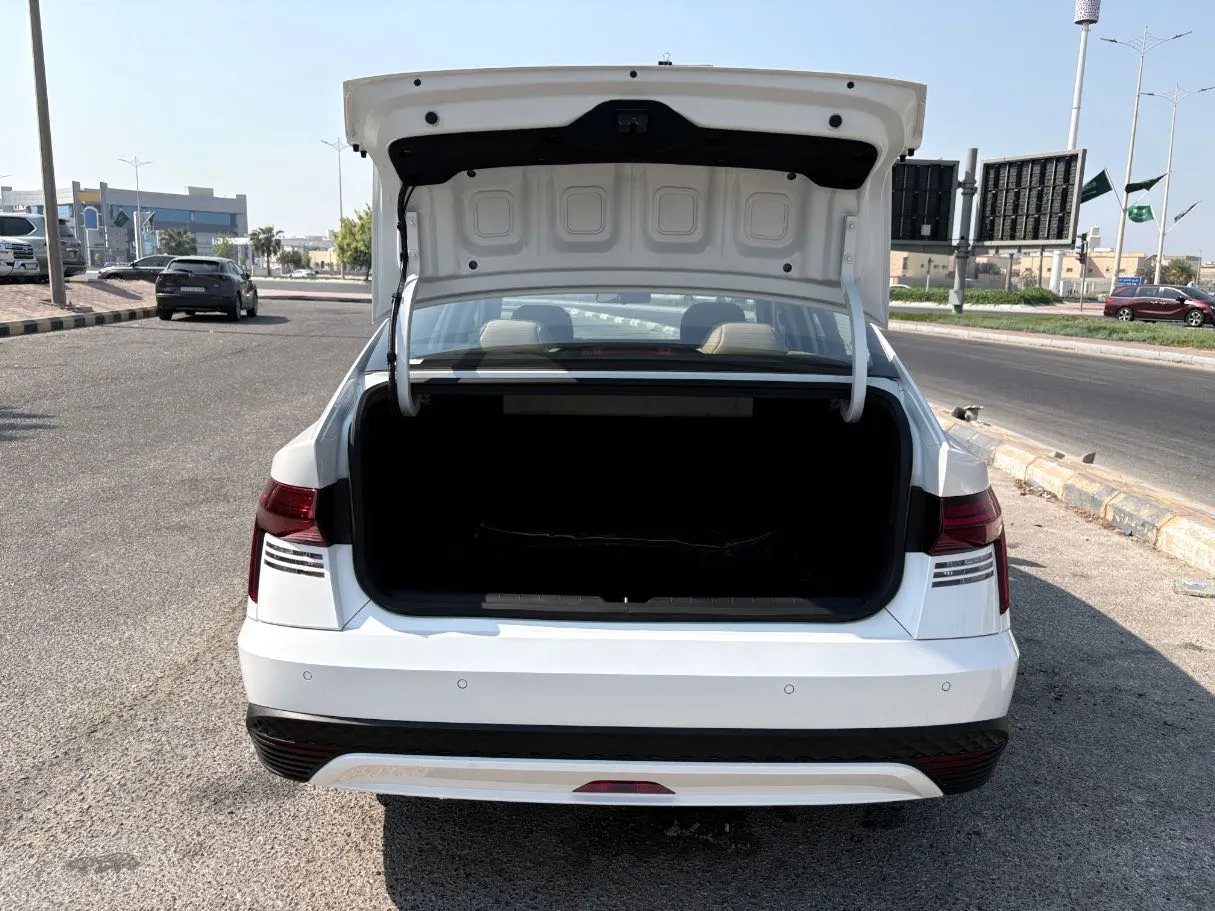 Car image 24
