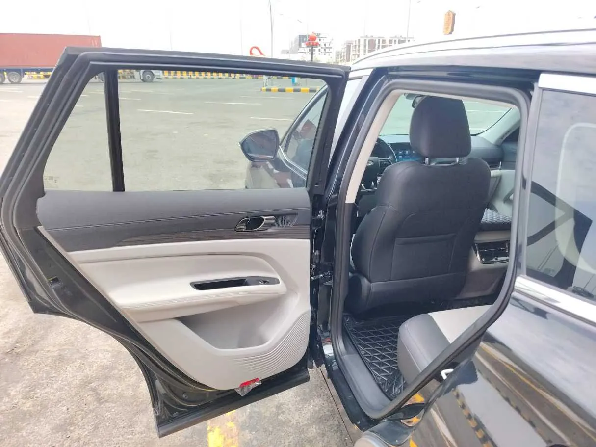 Car image 17