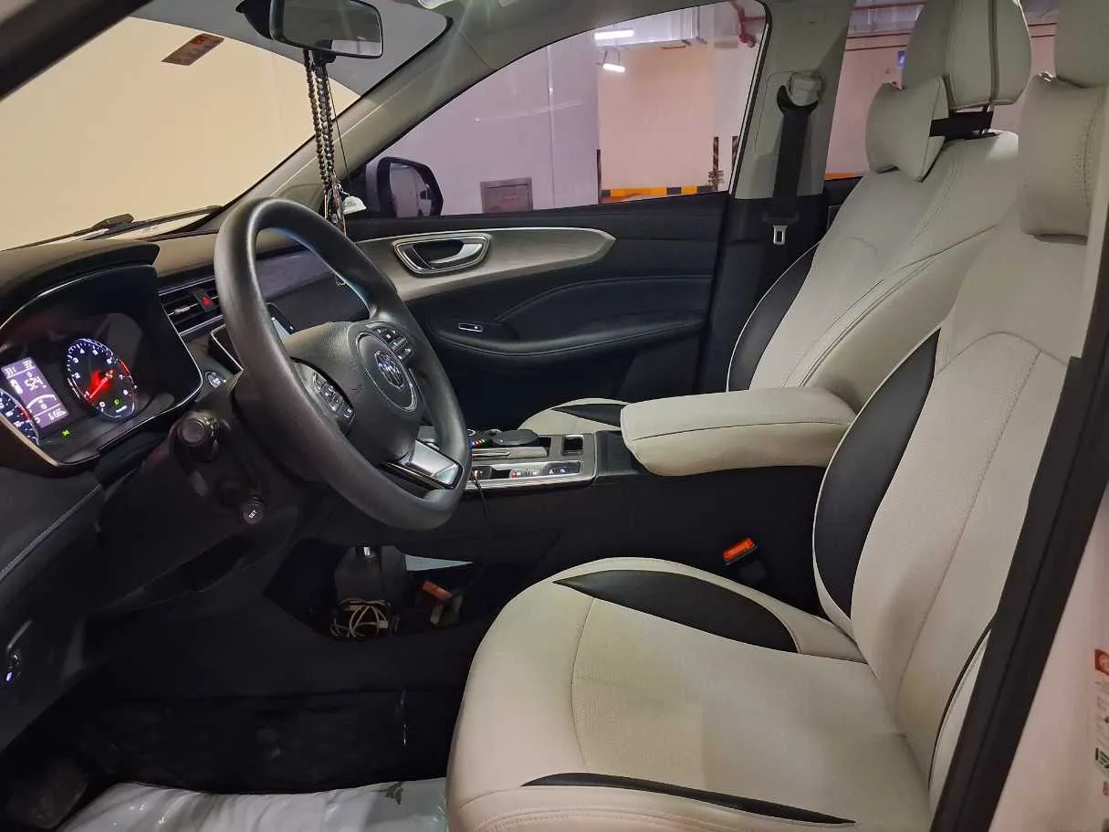 Car image 13