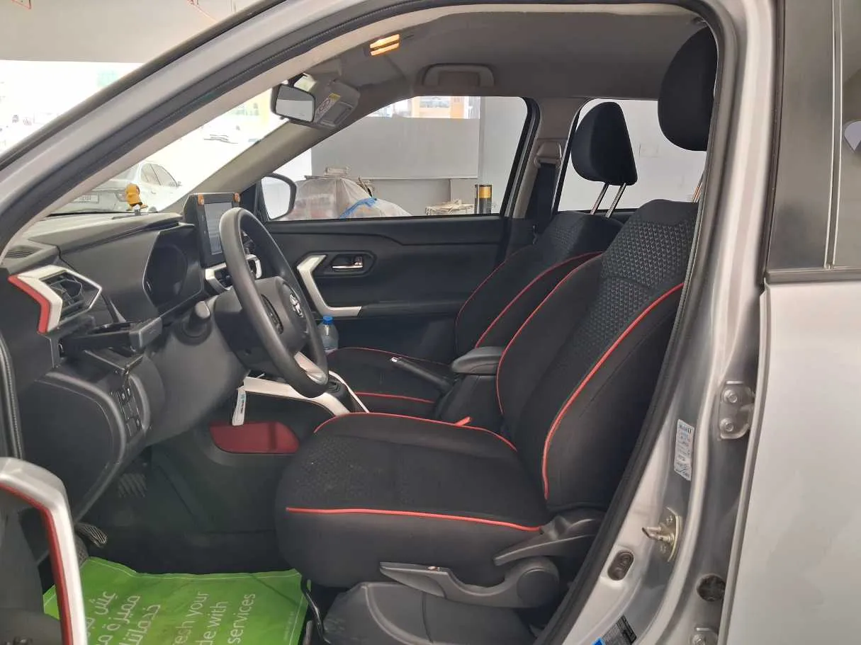 Car image 12