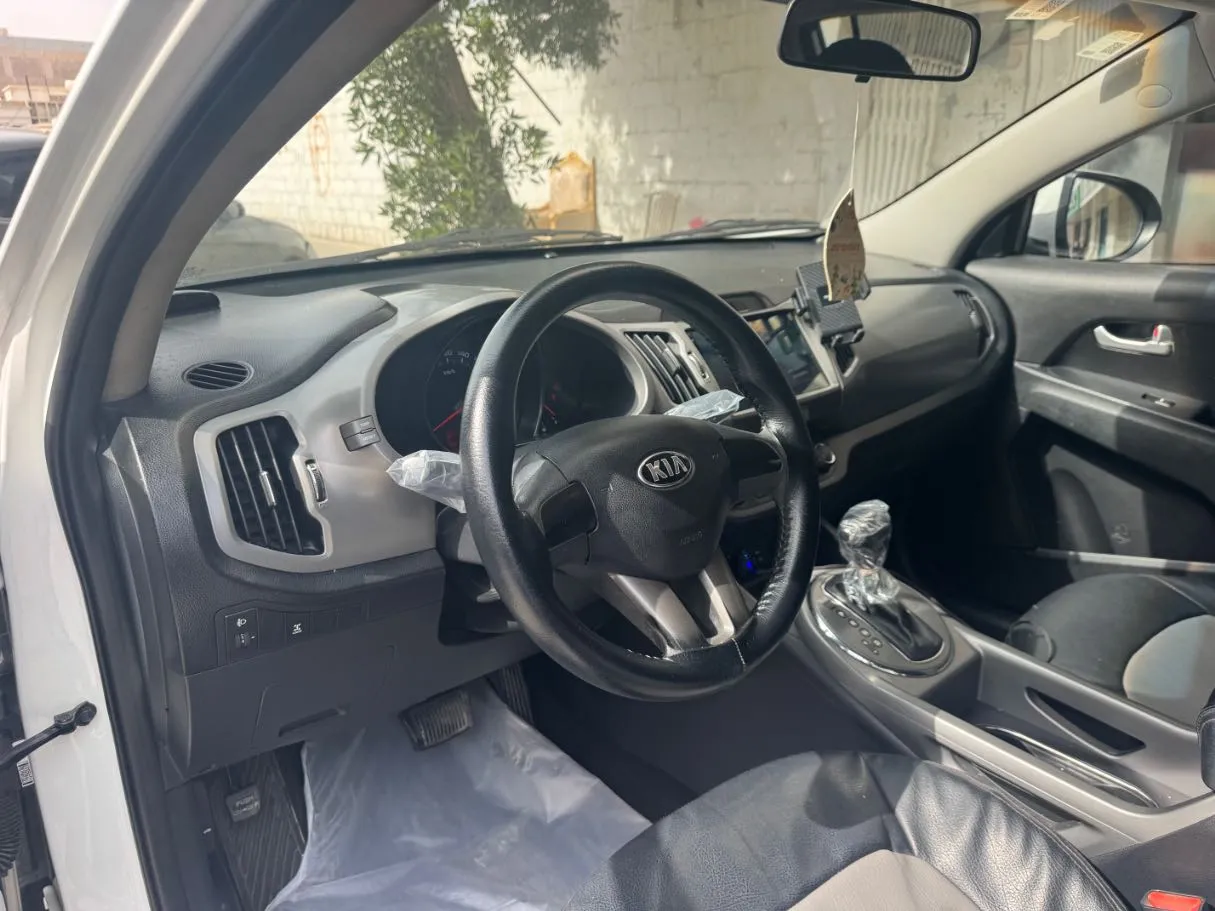 Car image 12