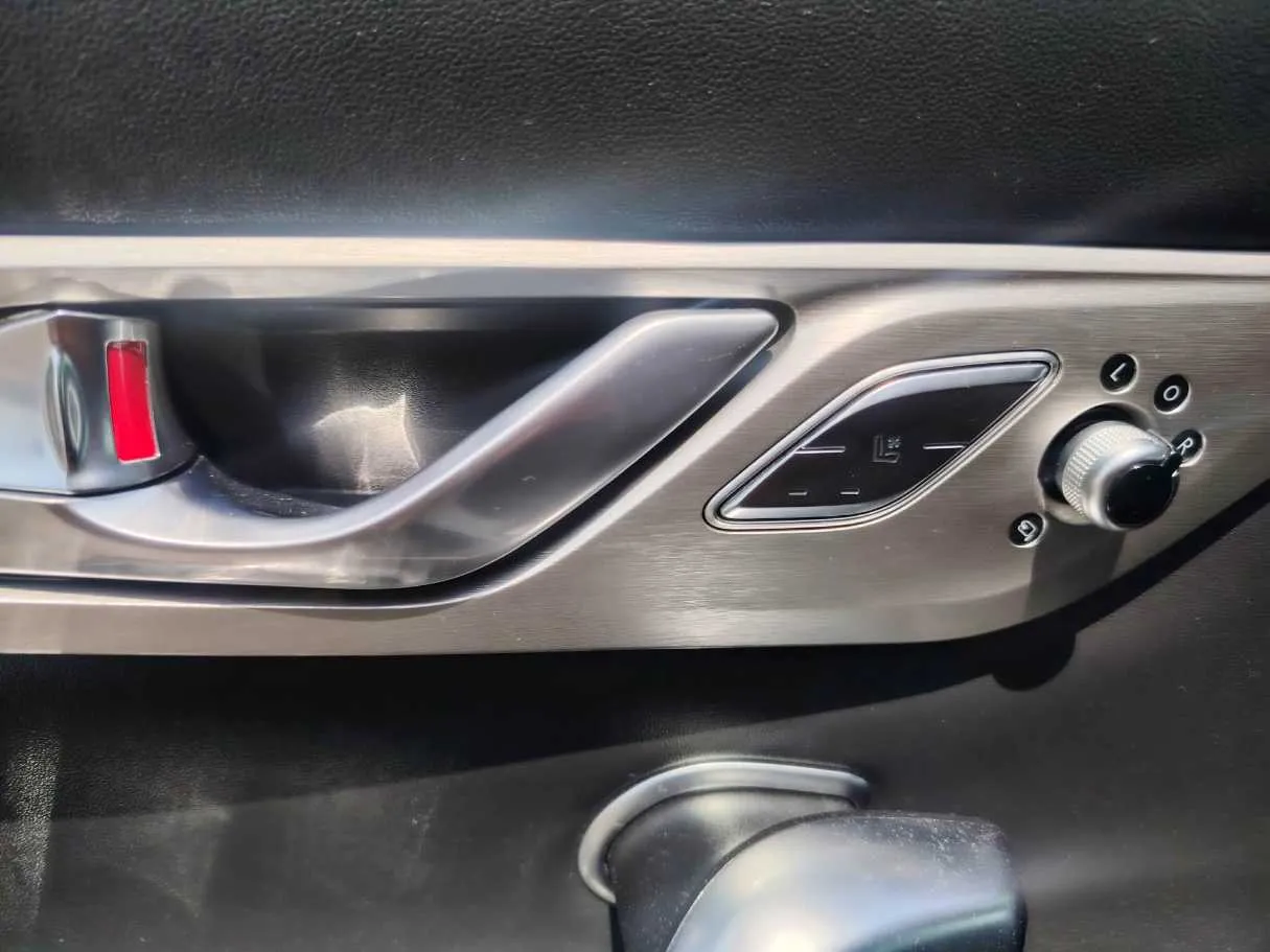 Car image 32
