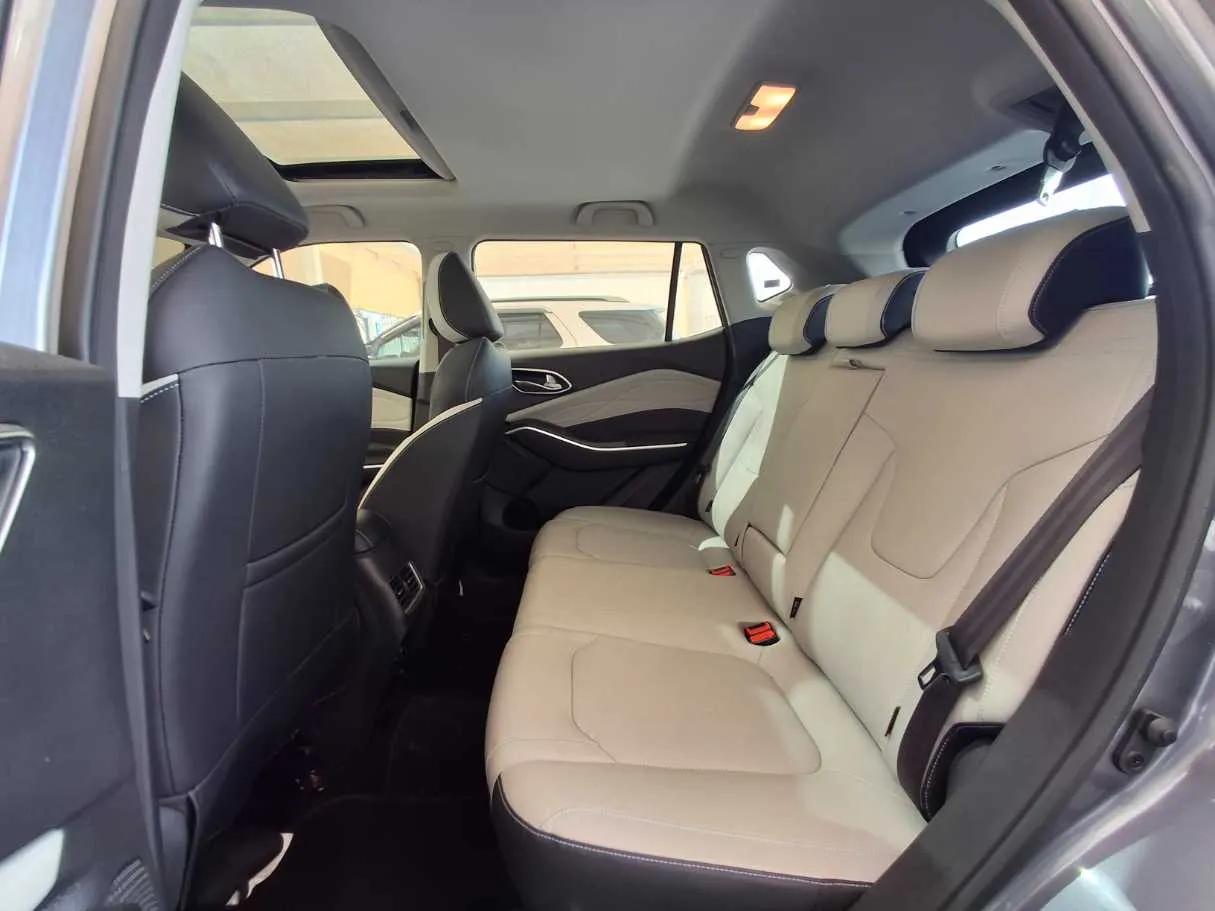 Car image 9