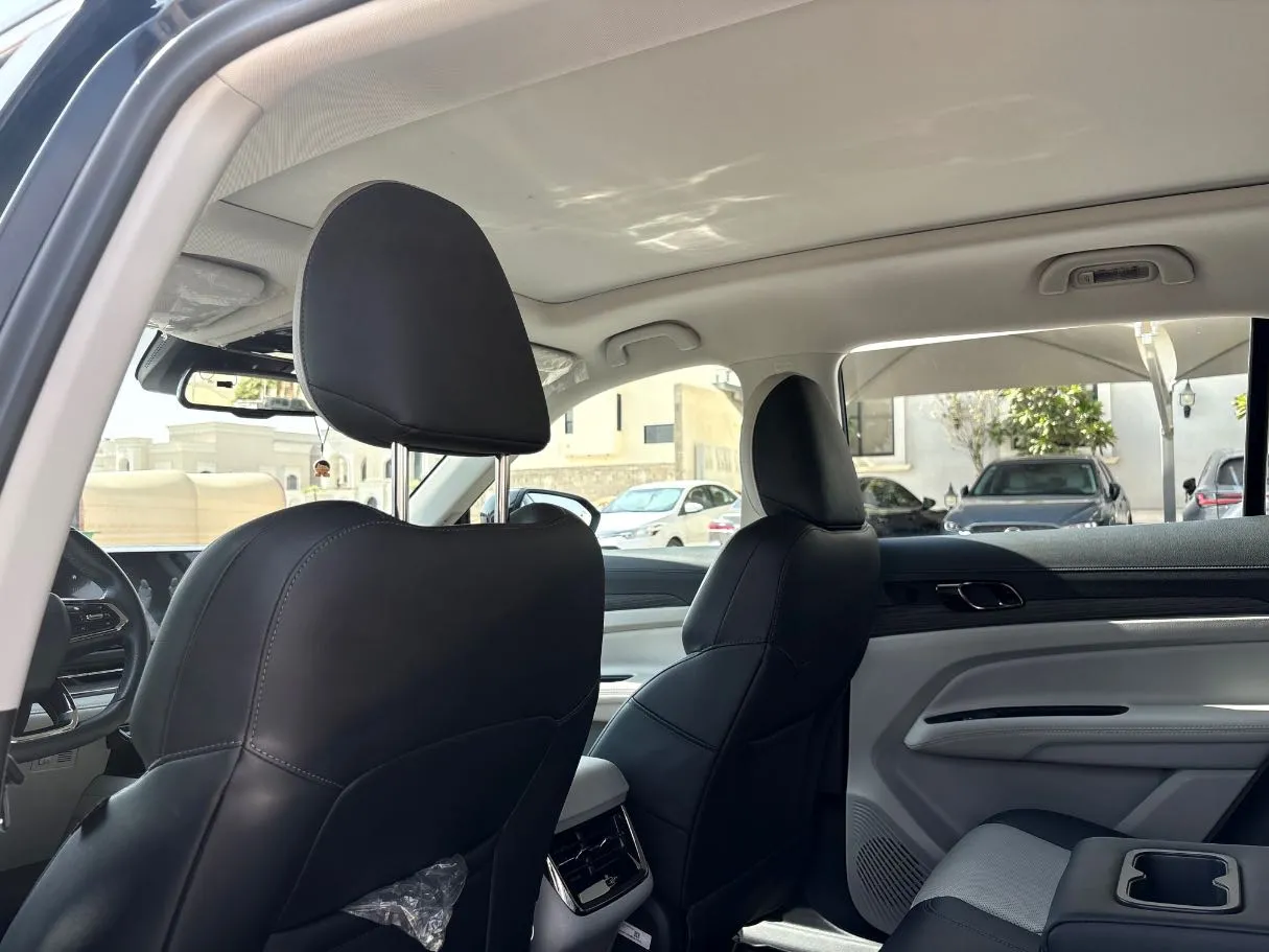 Car image 17