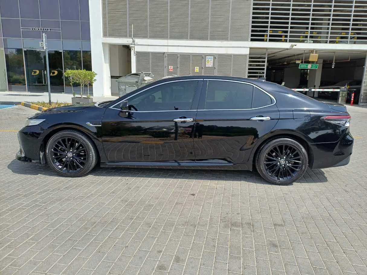 Car image 4