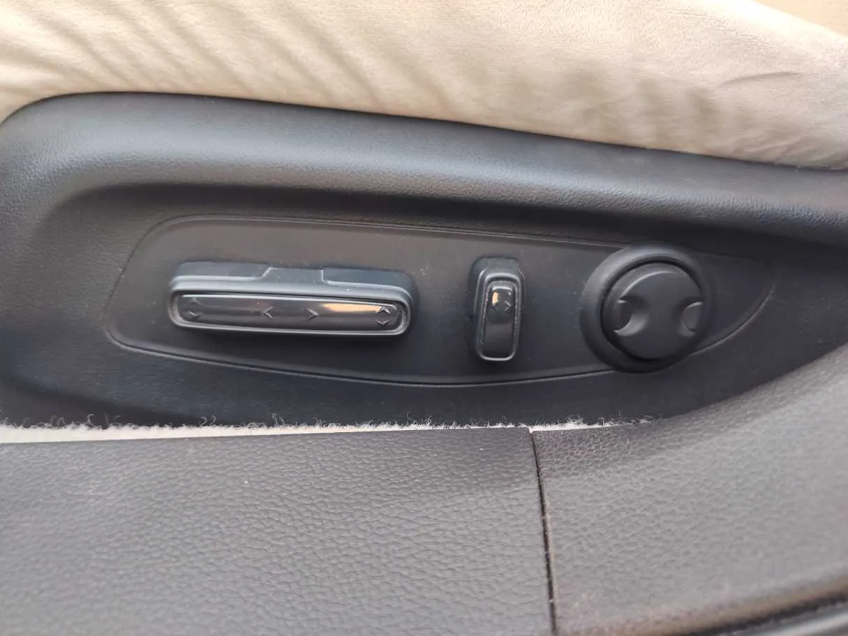 Car image 28
