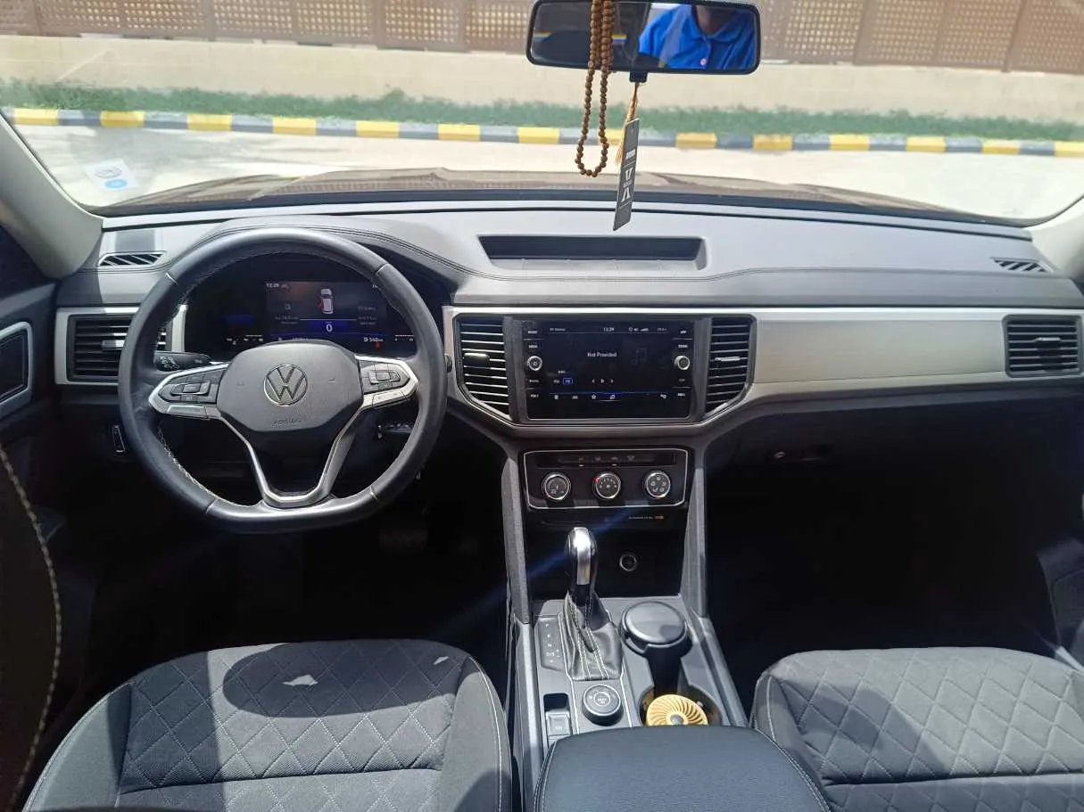 Car image 19