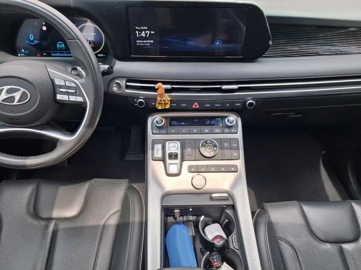 Car image 12