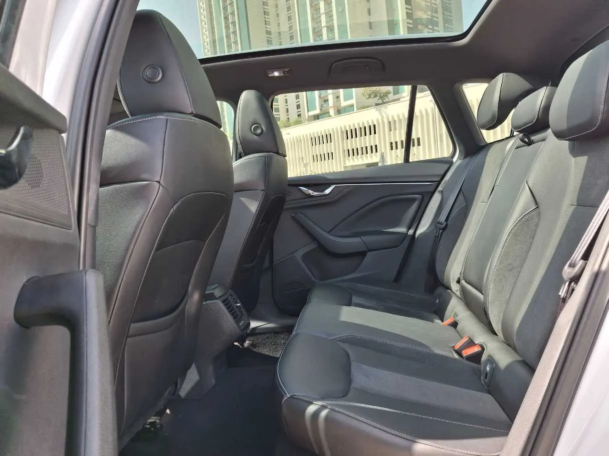 Car image 13