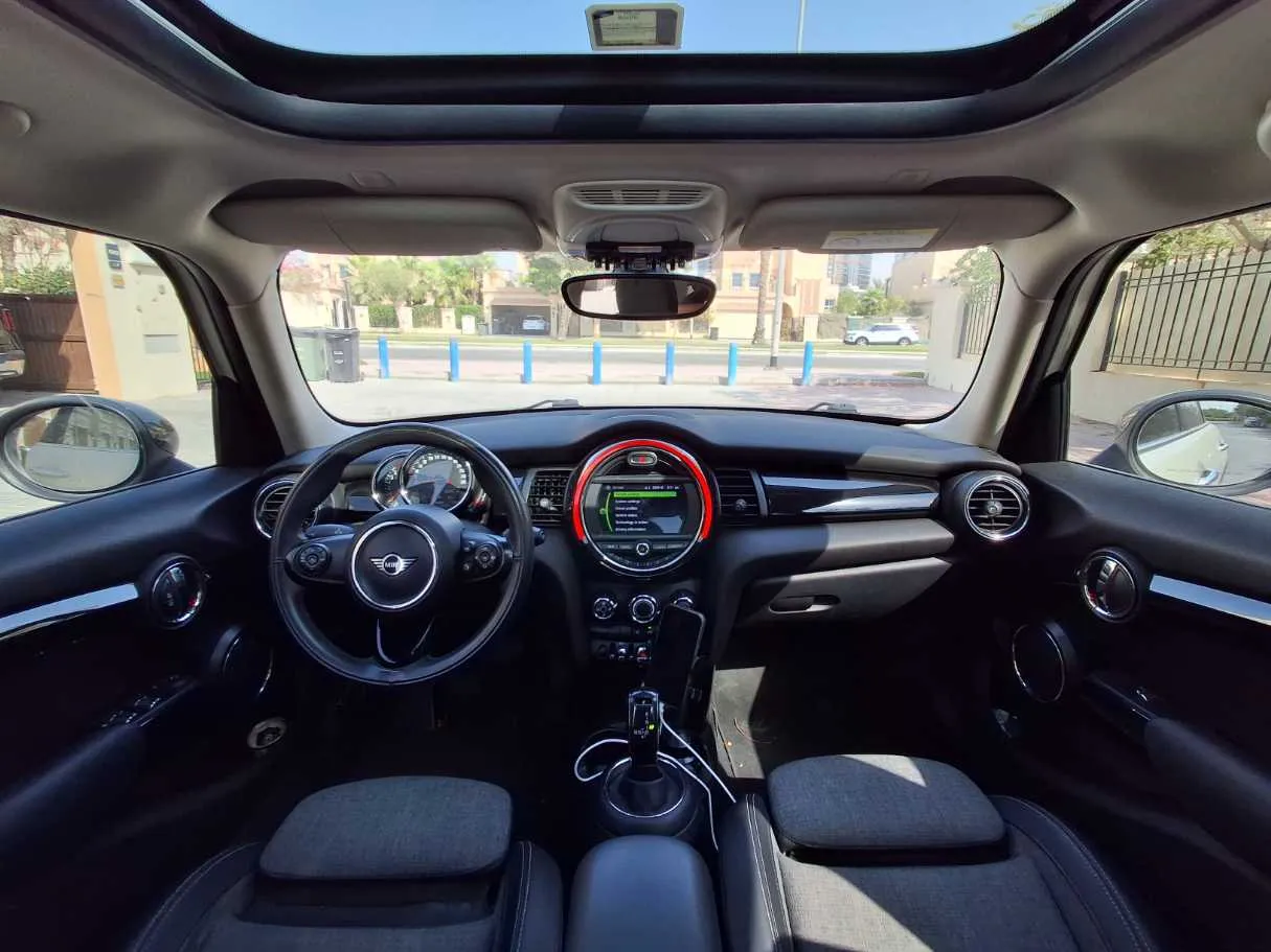Car image 14