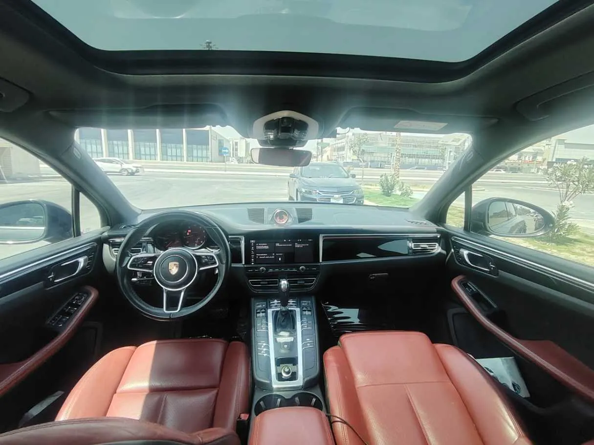 Car image 18