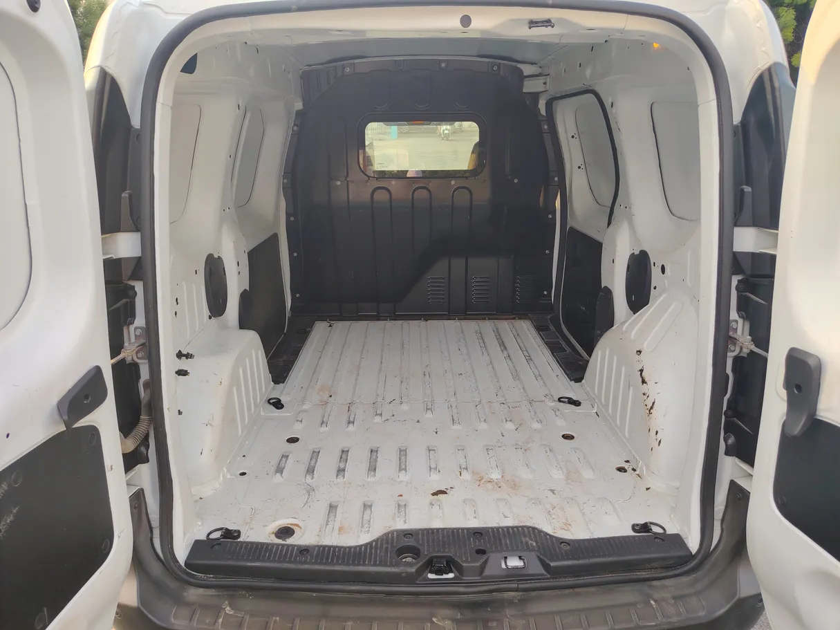 Car image 17