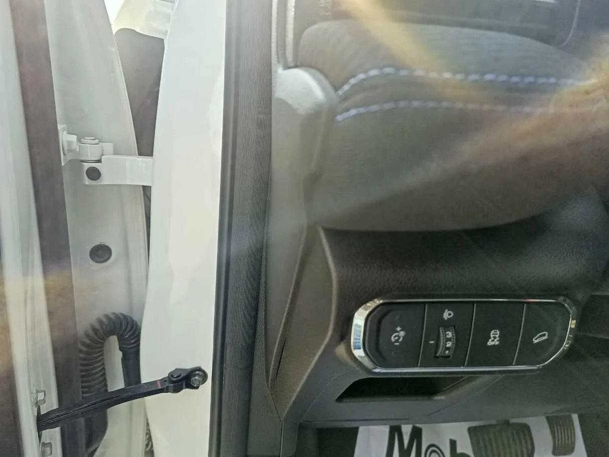 Car image 26
