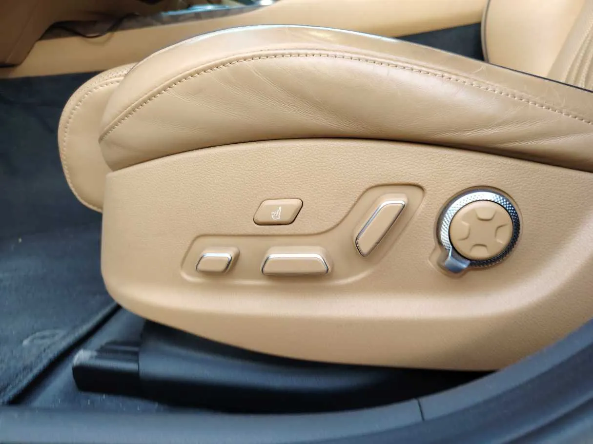 Car image 30