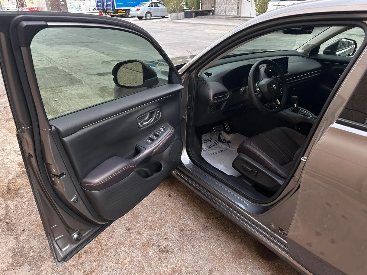 Car image 10
