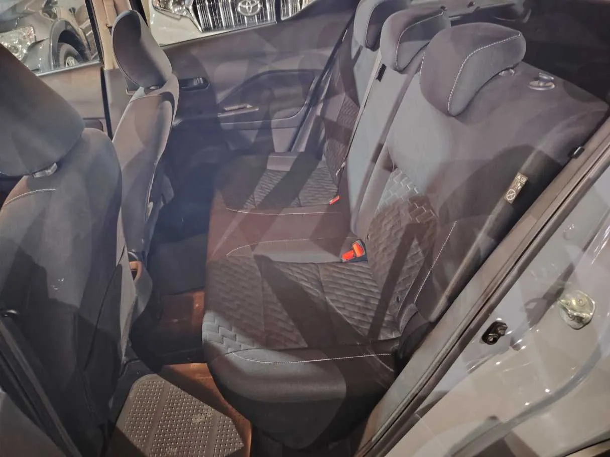 Car image 18