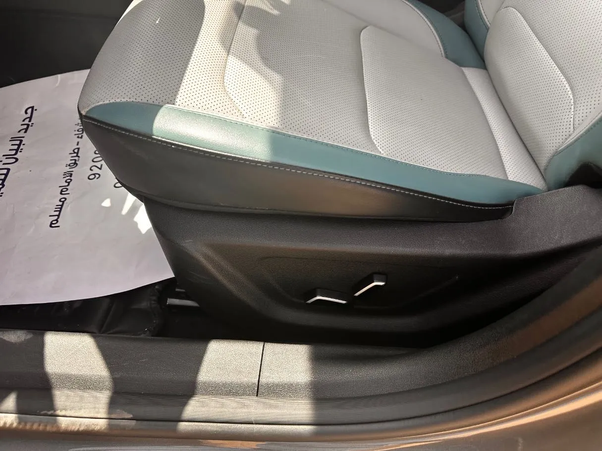 Car image 25