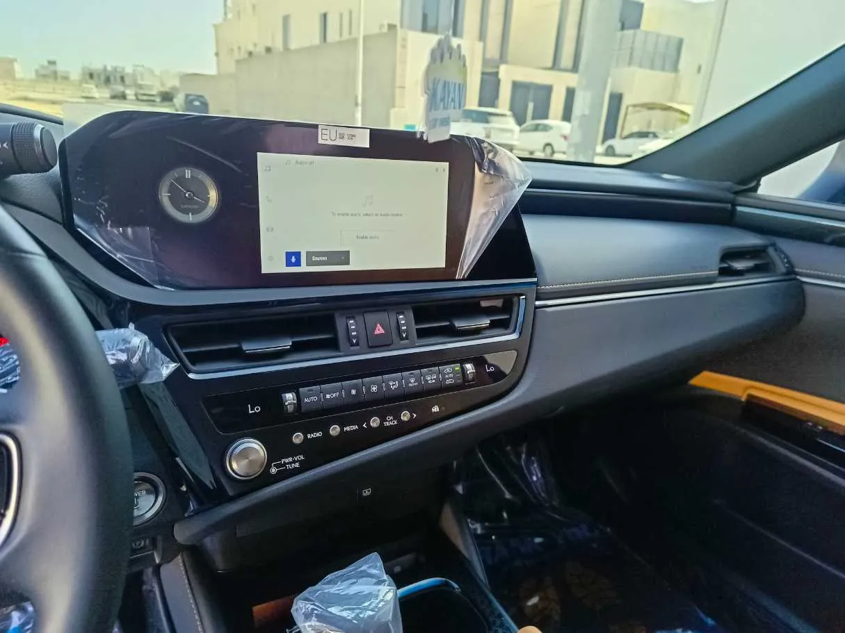Car image 26