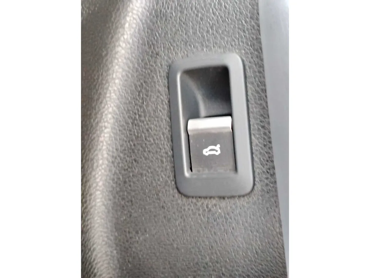 Car image 32
