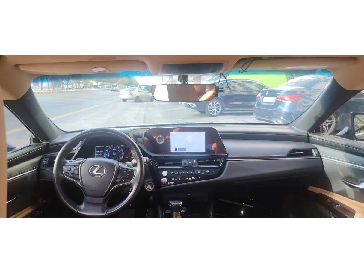 Car image 15