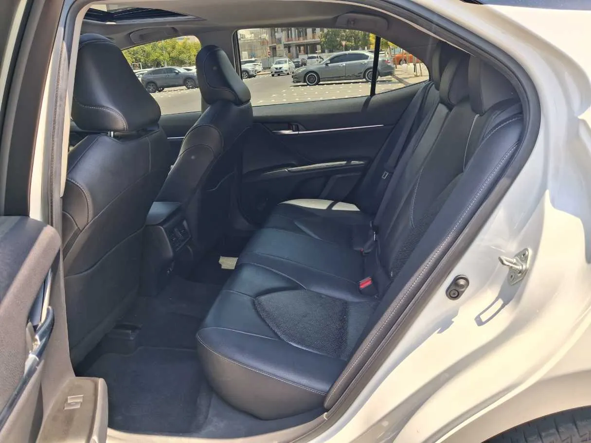 Car image 14