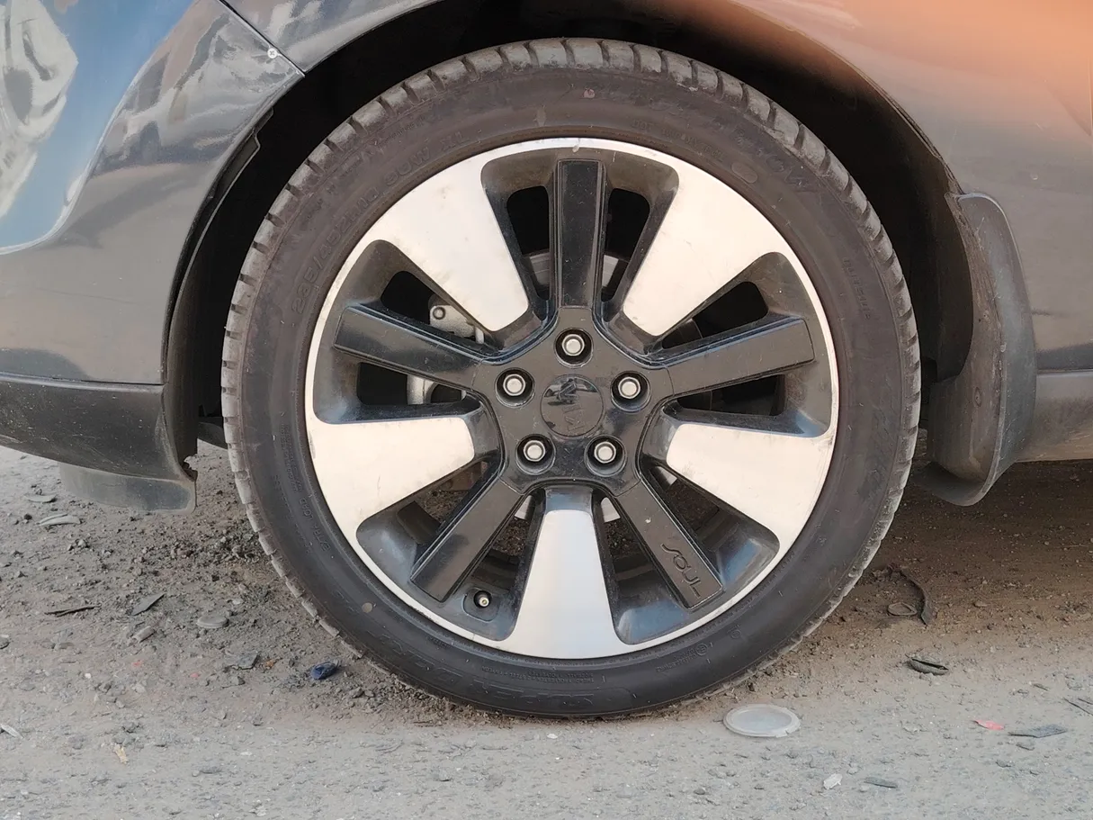 Car image 11