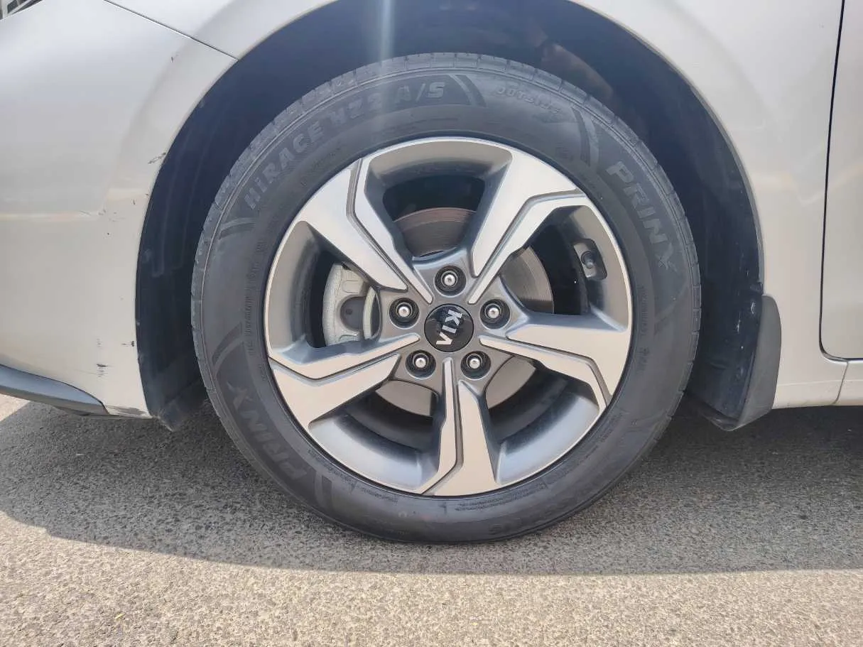 Car image 9