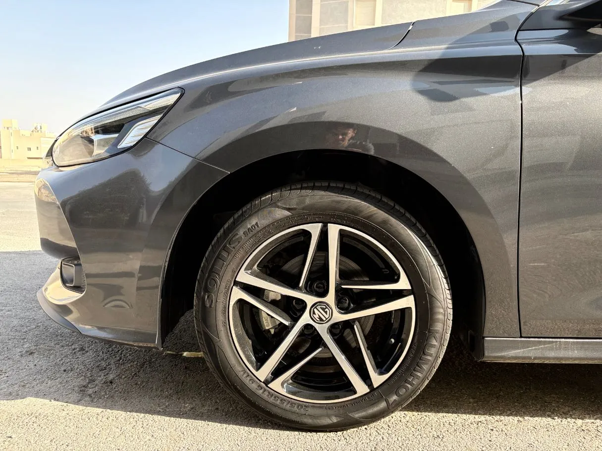 Car image 9