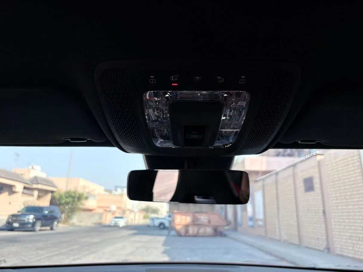 Car image 24