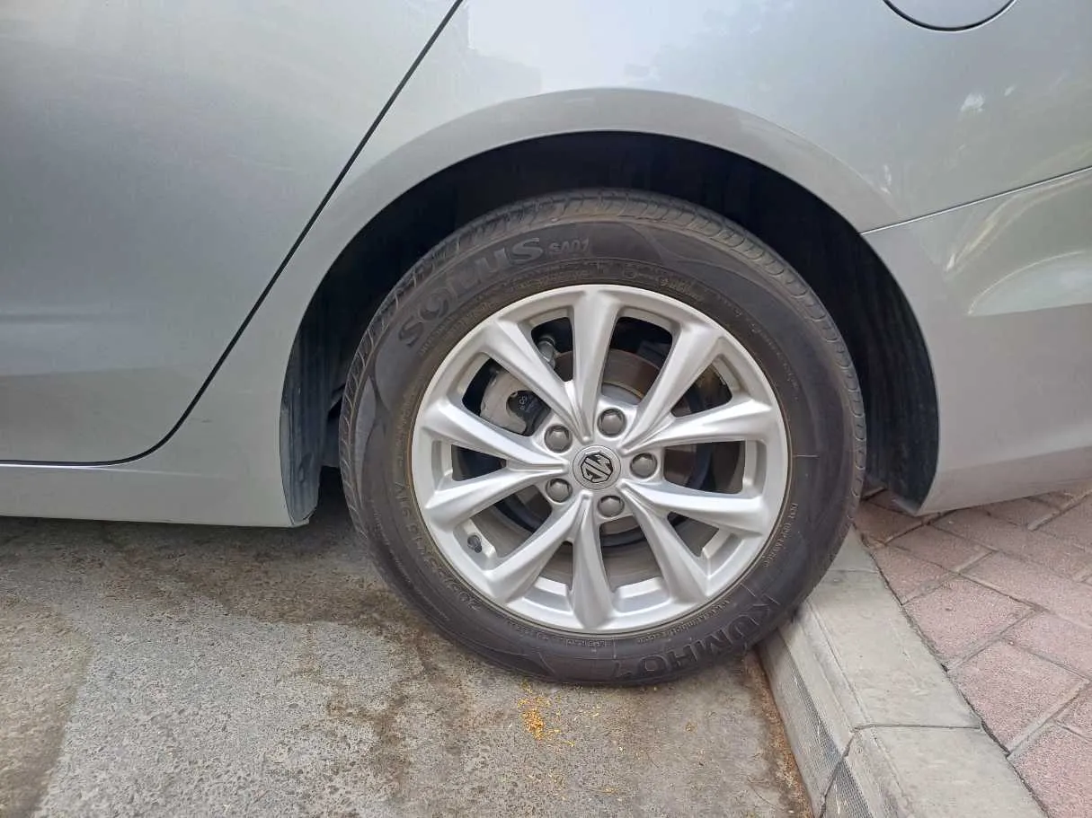 Car image 9