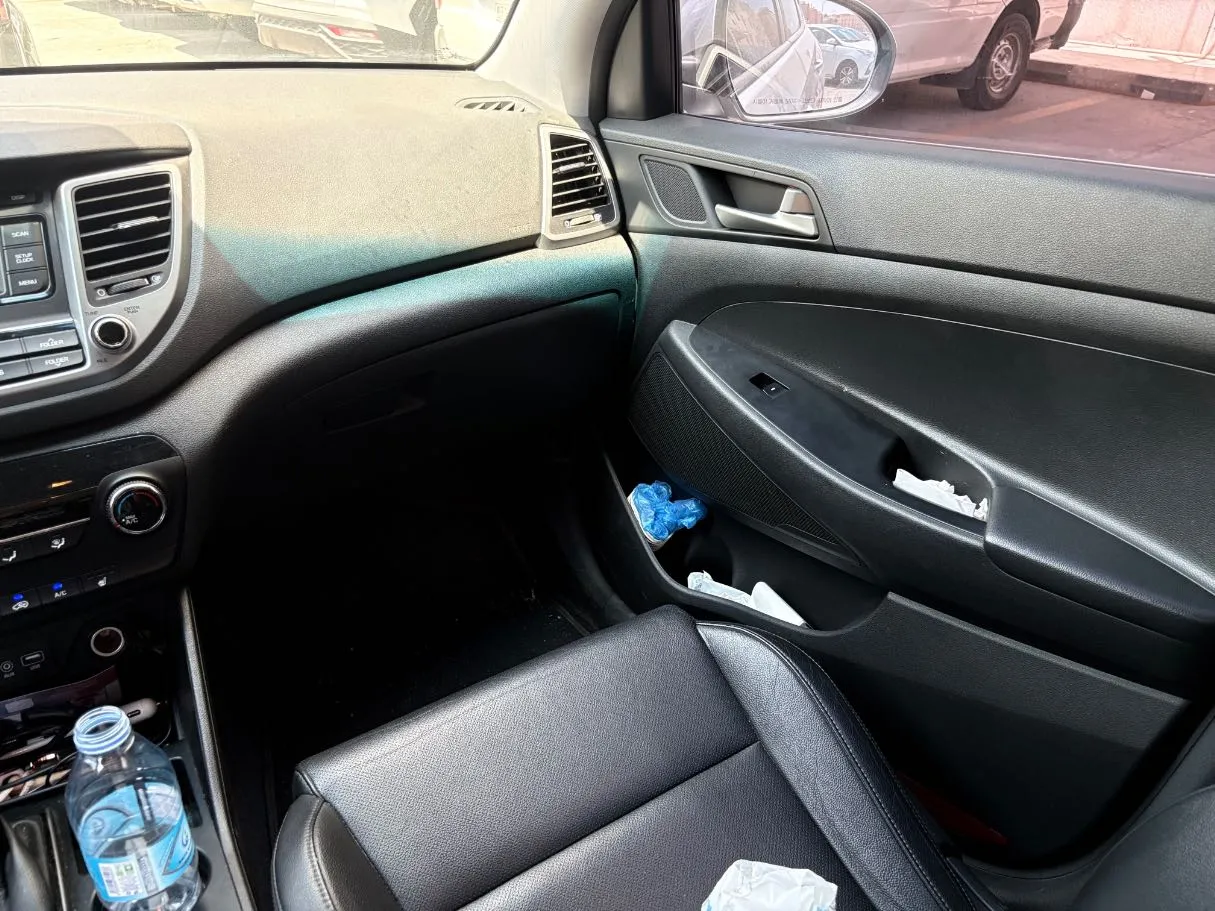Car image 24