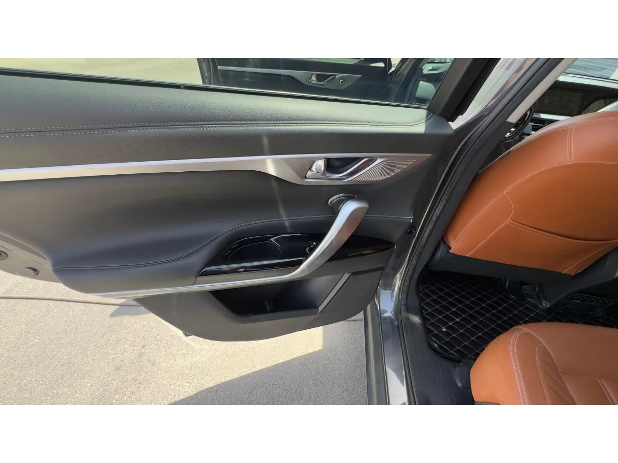 Car image 17