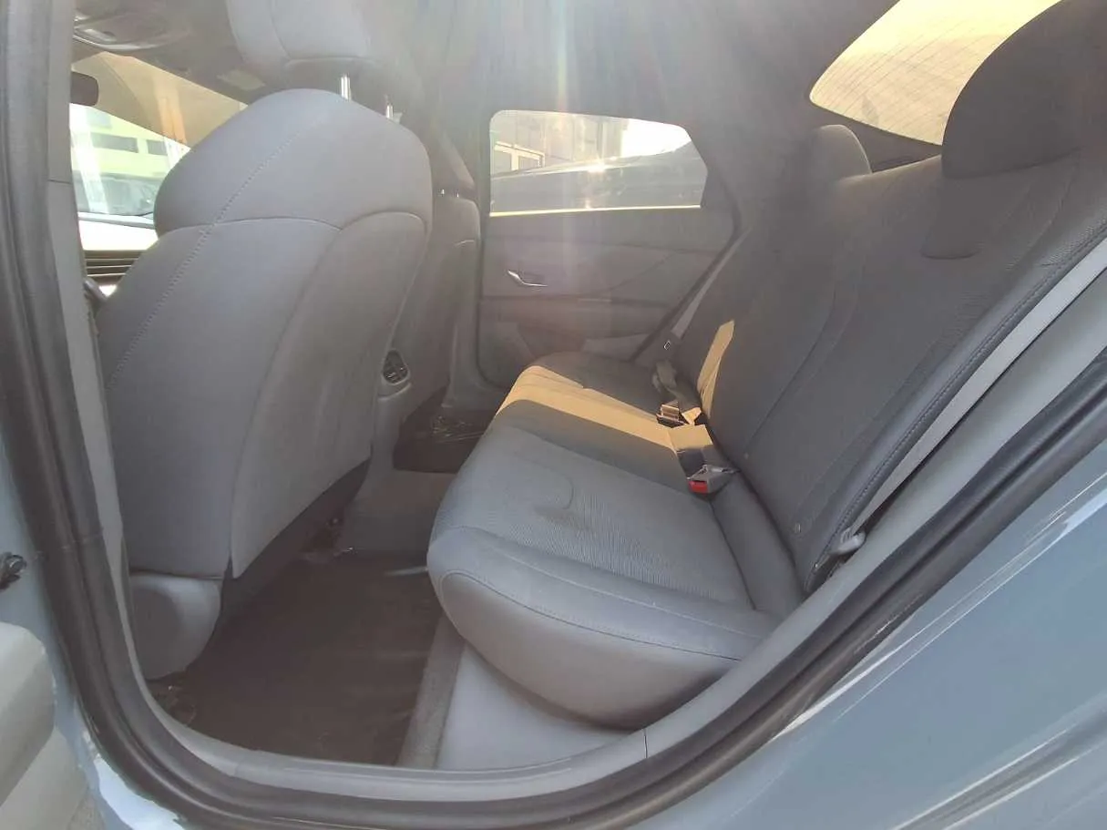 Car image 11
