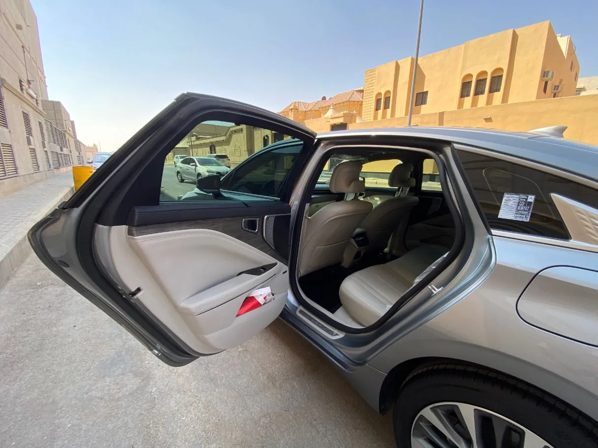 Car image 12