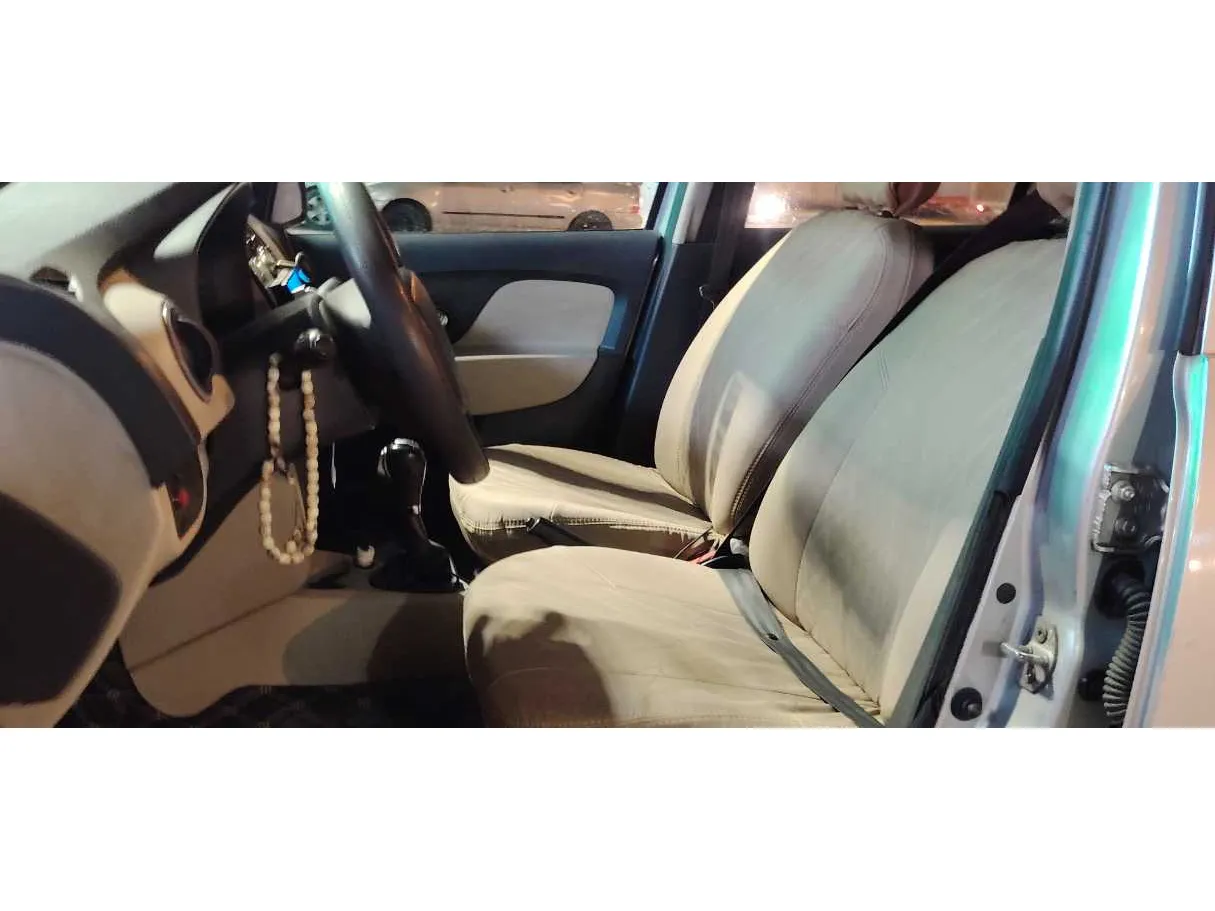 Car image 12