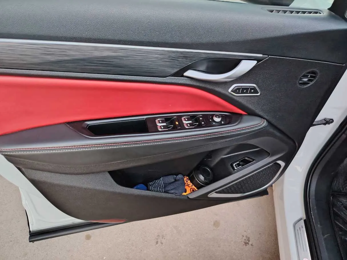 Car image 11