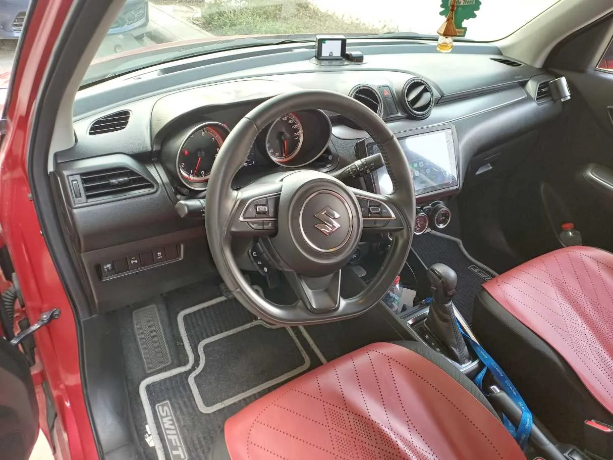 Car image 12