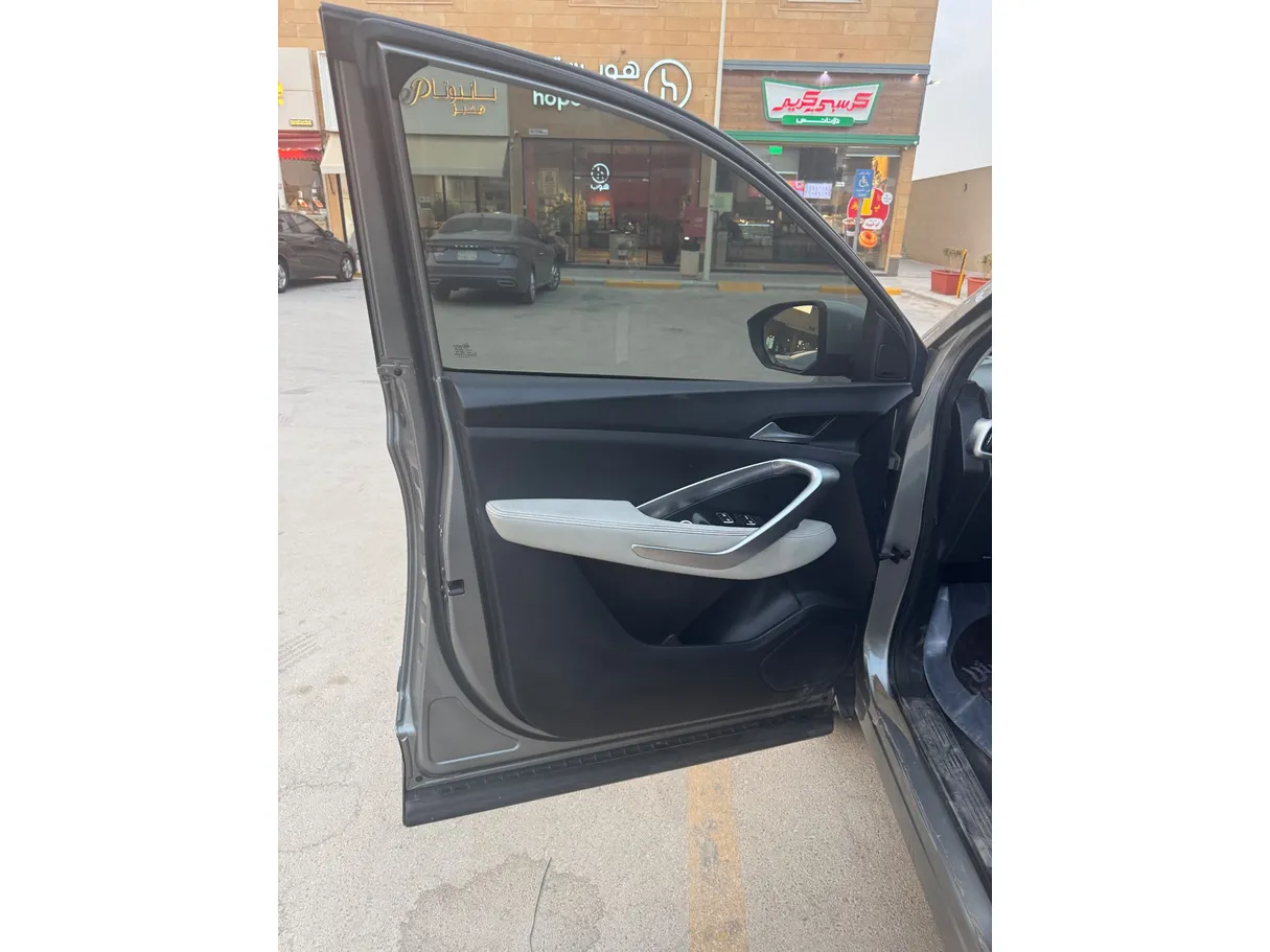 Car image 9